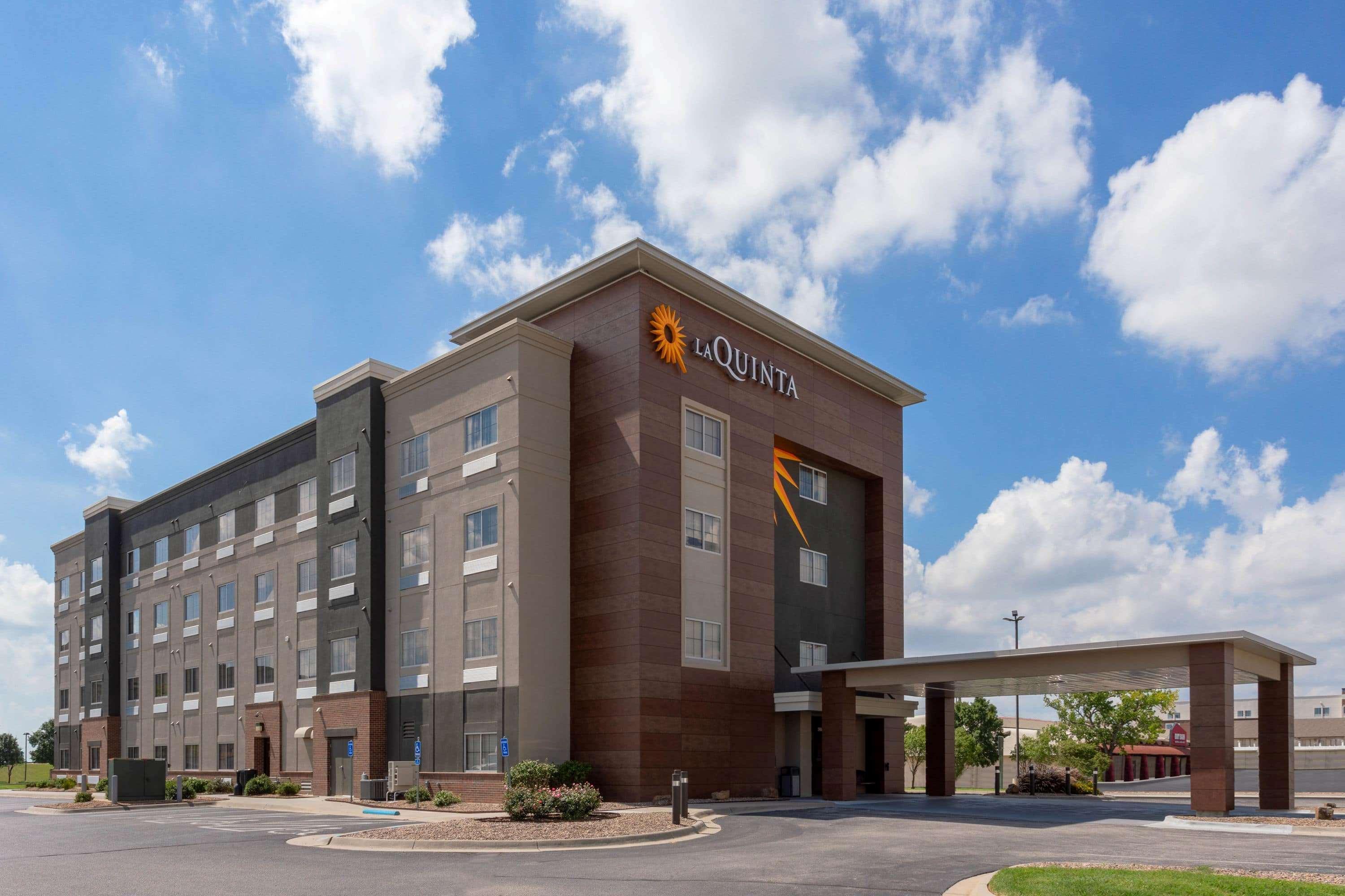 La Quinta By Wyndham Wichita Airport Hotel Exterior foto